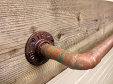 Laden Sie das Bild in den Galerie-Viewer, Rusty Old Copper Towel Rail - Miss Artisan